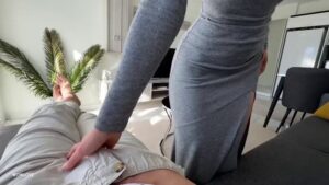 แม่เลี้ยงเงี่ยนจัด ซอยหีลูกชายตอนทำความสะอาด จนแตกในมิดลำ