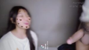 สาวไทยหน้าเด็กอมควยคนแปลกหน้าในรถ แตกคาปากเสียวๆ ไม่ยั้ง