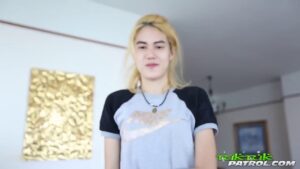 สาวไทยตัวเล็กสุดทน โดนฝรั่งควยยักษ์ซอยหีแตกในคาห้องพักตึกตุ๊กตุ๊ก