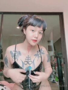 น้องมุกสาวอวบสักลาย Onlyfans นั่งถ่างขาแหวกหีโชว์รูดี้แดง ๆ ครางเสียวสะโพกโยกยั่ว