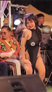 สาวประกวดสักลายกระโปรงสั้นสุดยั่ว เต้นแล้วหีโผล่เต็มจอ โดนแอบถ่ายใกล้ๆ