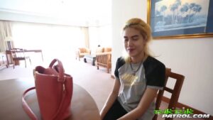 ฝรั่งควยยาวนักท่องเที่ยวพาไทยสาวผมบลอนด์นมจิ๋วขึ้นห้องโรงแรม ซอยหีท่าหมาแรงๆ แตกในเต็มที่นอน