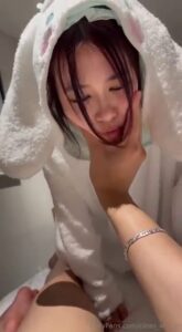 คลิปหลุด Onlyfans น้องนมใหญ่ผิวขาว ขึ้นคร่อมซอยหีแฟนแบบไม่ใส่ถุง น้ำเงี่ยนทะลักเต็มควย