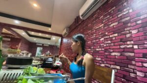 สาววัยรุ่นผิวขาวบางแฟนสวยโดนเย็ดสดหลังกินข้าวเย็น แตกในหีแน่น